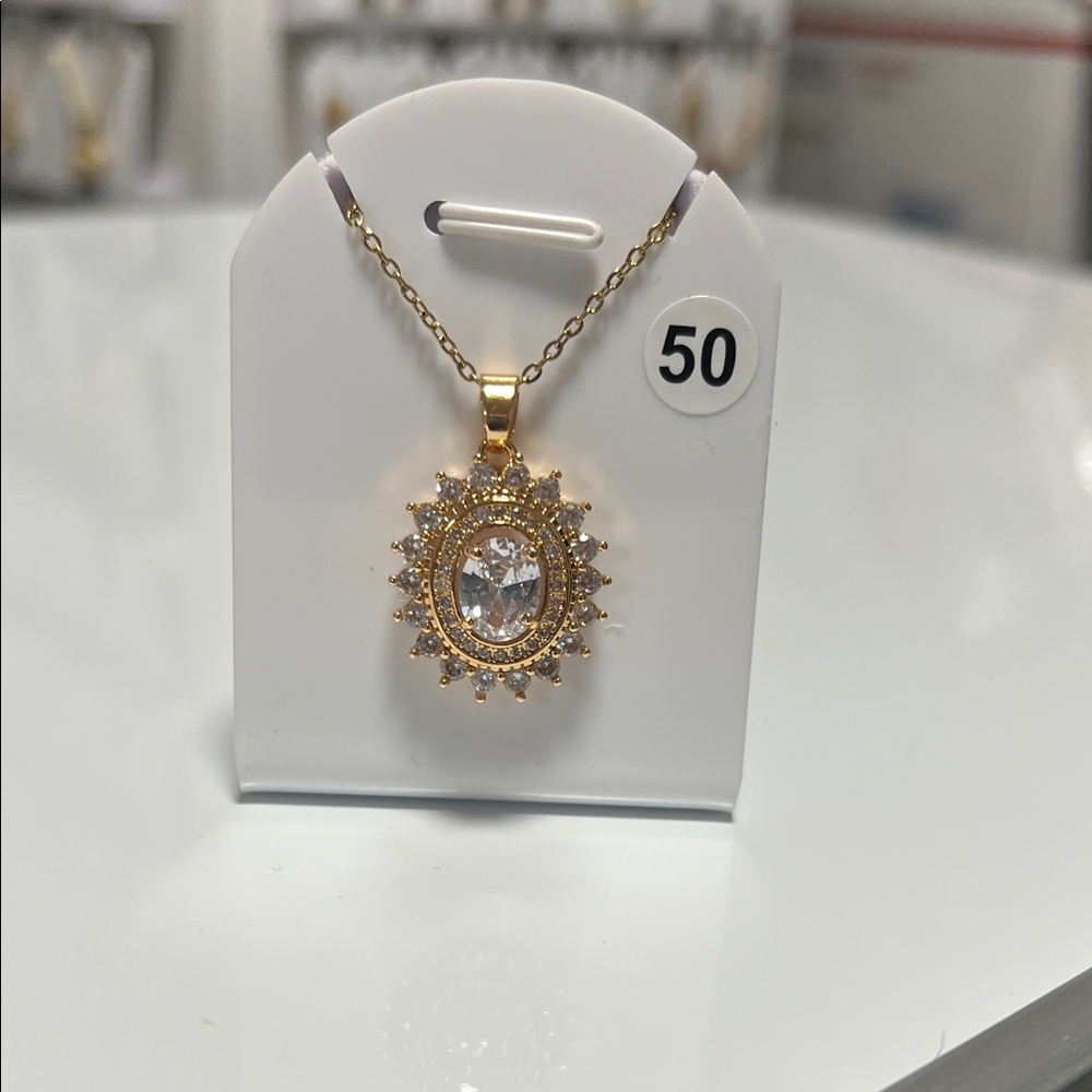 Elegant Gold Pendant Necklace